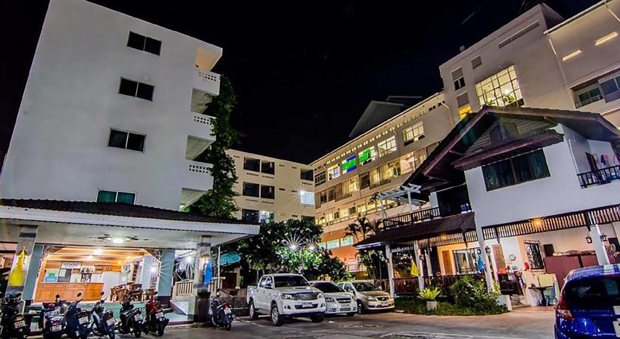 Hotel Sutus Court 4 à Pattaya Extérieur photo